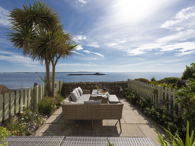 6 Beautiful Cottages Near the Beach for a Perfect Retreat